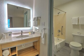 Deluxe Suite | Bathroom | Combined shower/tub, free toiletries, hair dryer, towels