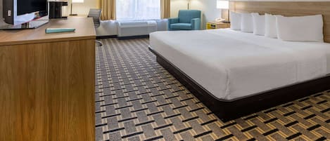 Chambre, 1 très grand lit, accessible aux personnes à mobilité réduite (Tub with Grab Bars) | Bureau, fer et planche à repasser, accès au Wi-Fi (inclus)
