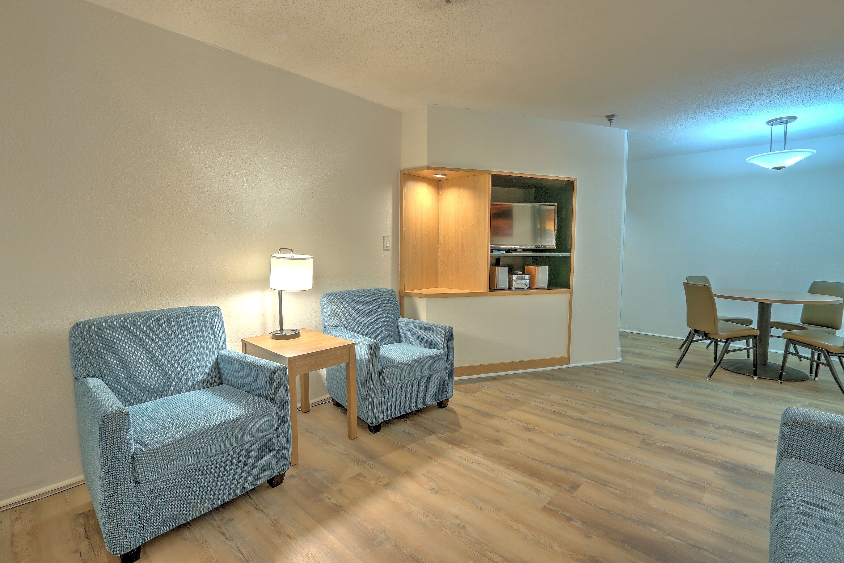 Suite Deluxe | Zona de estar | Una televisión LCD