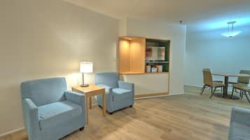 Suite Deluxe | Zona de estar | Una televisión LCD