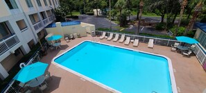 Piscine extérieure, parasols de plage, chaises longues