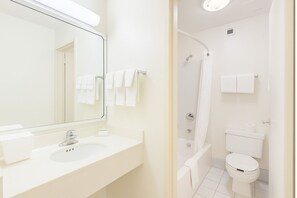 Bañera con ducha, artículos de tocador gratuitos, secador de pelo