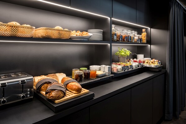 Daily buffet breakfast (EUR 19 per person) - Hotel AMANO Düsseldorf (Düsseldorf)