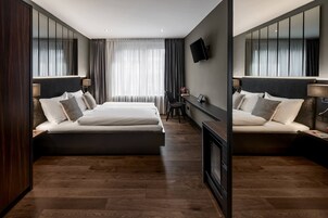 Ropa de cama hipoalergénica y caja de seguridad en la habitación 