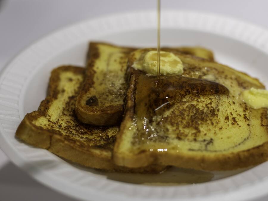 Französisches Toast mit Sirup und Butter auf einem Teller.