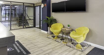 BridgePointe Inn & Suites