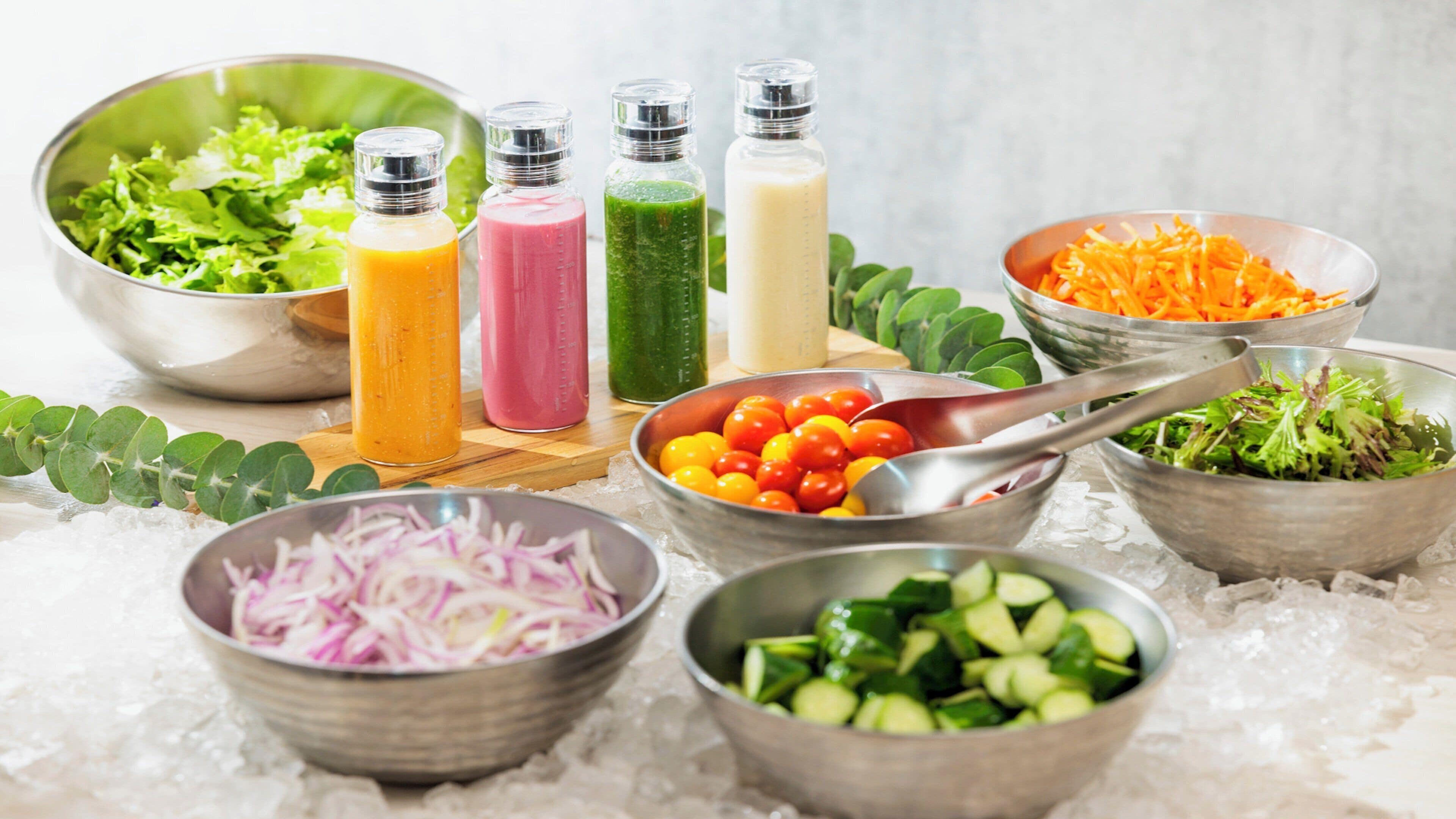 Différents ingrédients et condiments sont disposés sur une table.