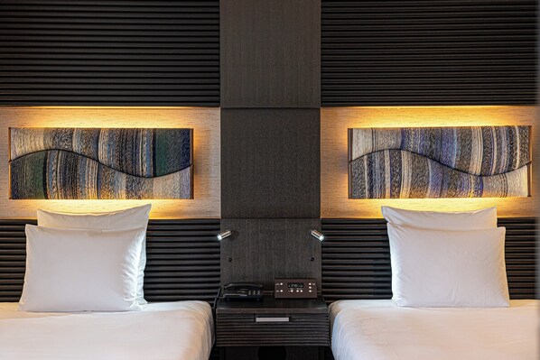 Junior Suite, 2 Twin Beds, Club Lounge Access | 1 bedroom, minibar, in-room safe, desk