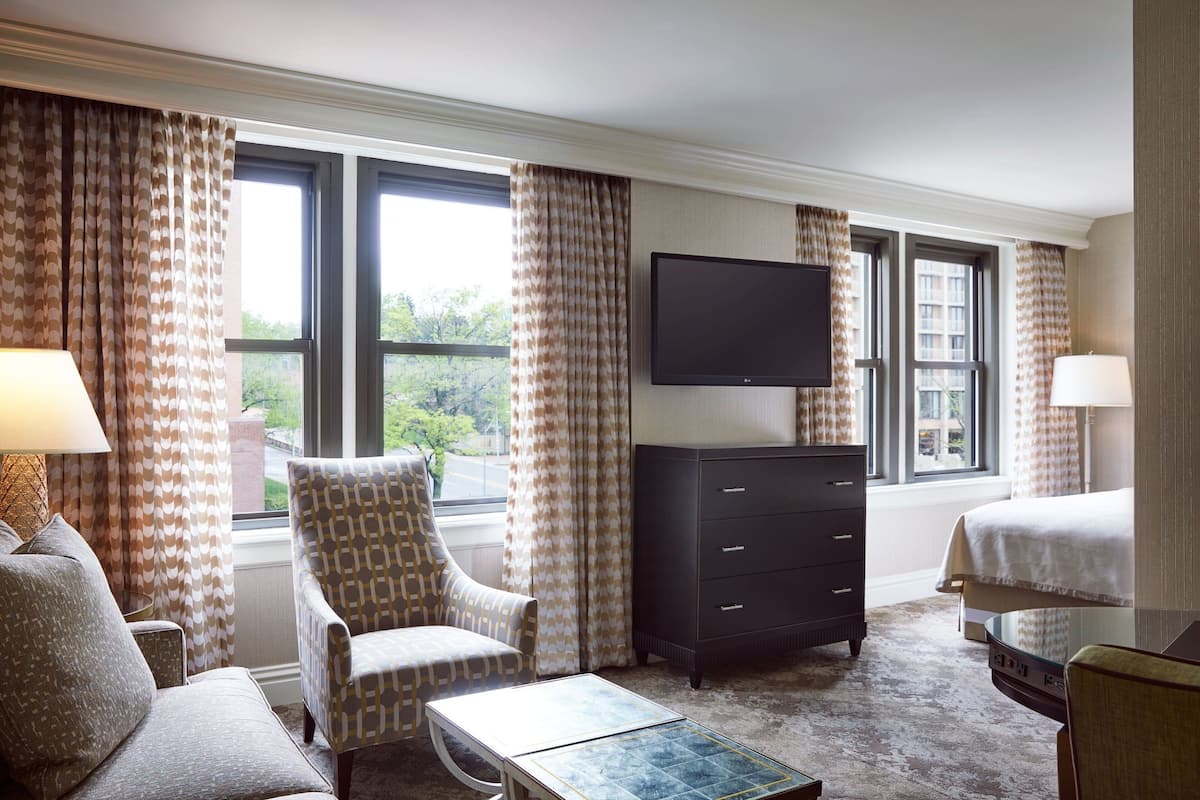 Studio, 1 King Bed with Sofa bed | Egyptian cotton sheets, premium bedding, pillow-top beds, in-room safe