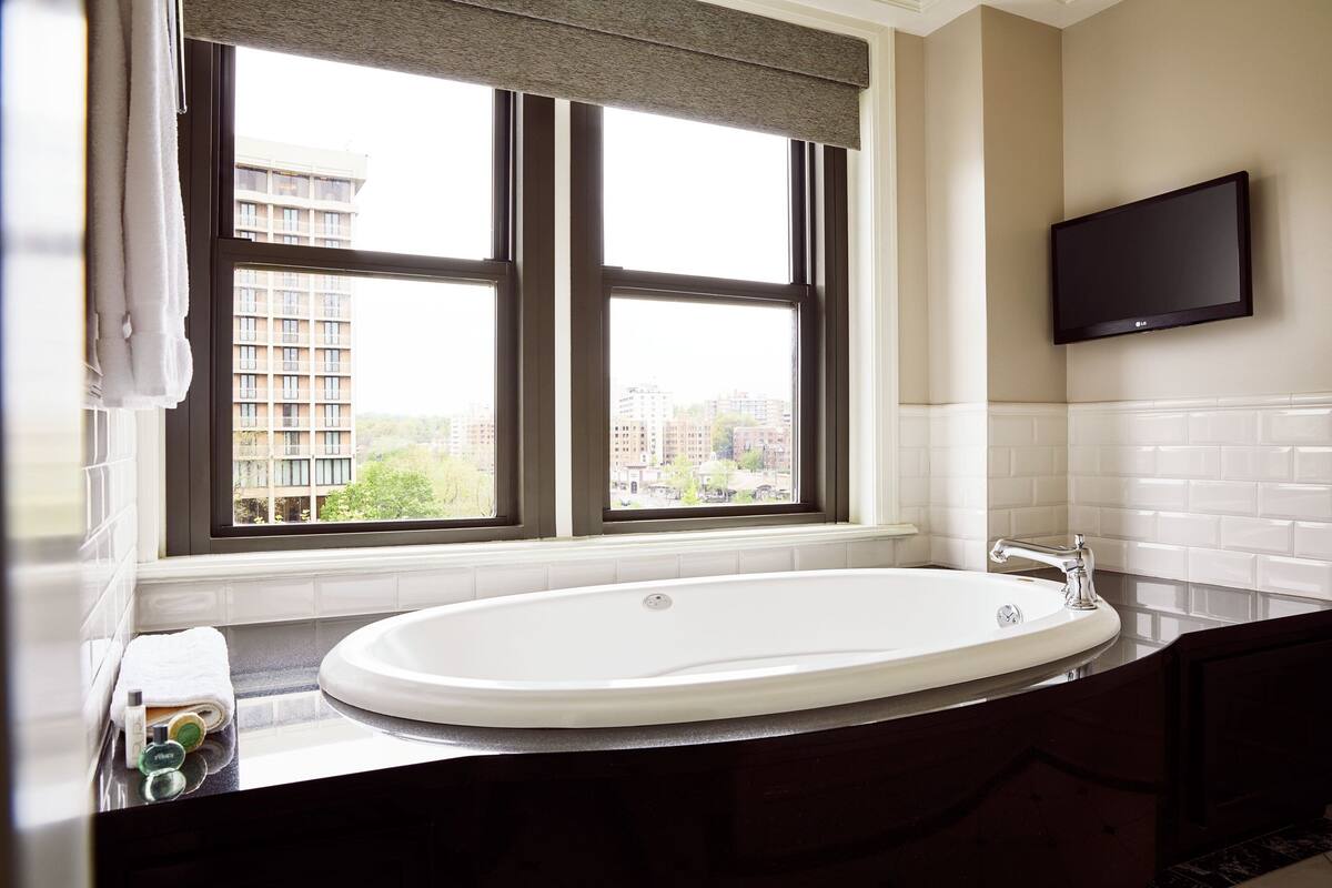 premier suite, 1 bedroom | 1 bedroom, egyptian cotton sheets, premium bedding, pillow-top beds