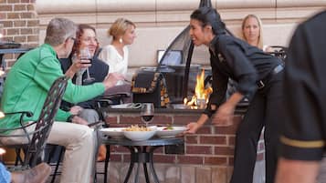 Melayani sarapan, makan siang, makan malam; sajian masakan Amerika