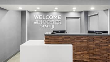 En reception med et skilt der står 'WELCOME THE HOOSIER STATE', en trævæg og et moderne design.