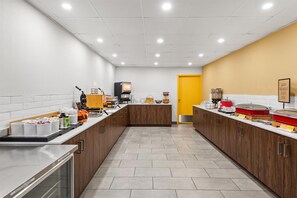 Free daily full breakfast - Hampton Inn Indianapolis-N.E./Castleton (Indianapolis)