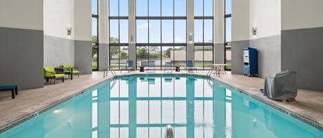 Alberca techada, acceso de 09:00 a 22:00, y camastros