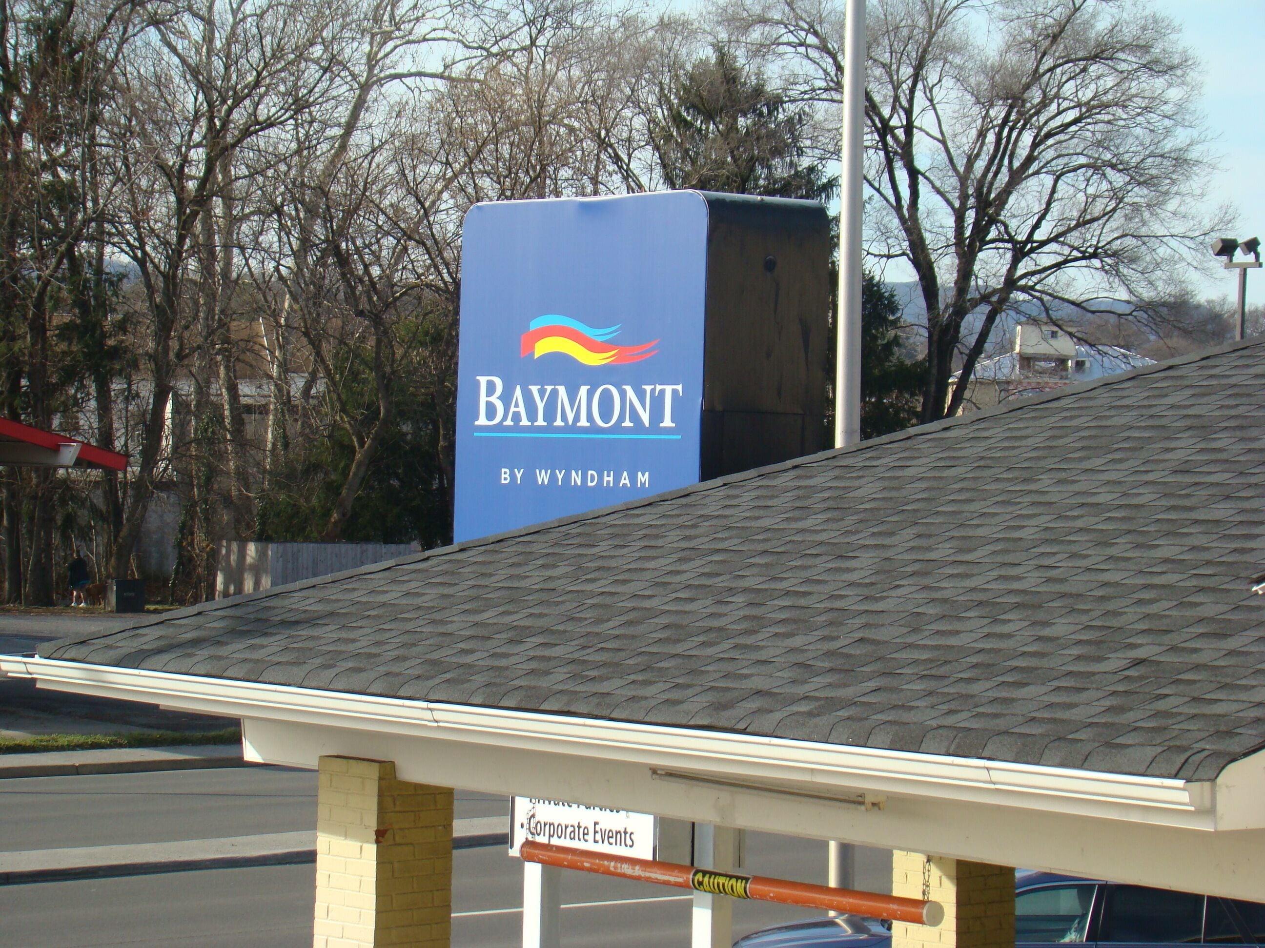 A building with a sign that reads "Baymont by Wyndham."