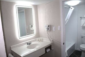 Baignoire et douche séparées, pomme de douche hydromassante
