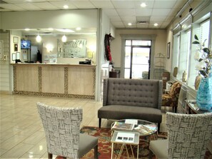 Lobby sitting area - Baymont by Wyndham Front Royal Near Shenandoah National Park (Front Royal)