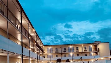 Boendets fasad - kväll/natt