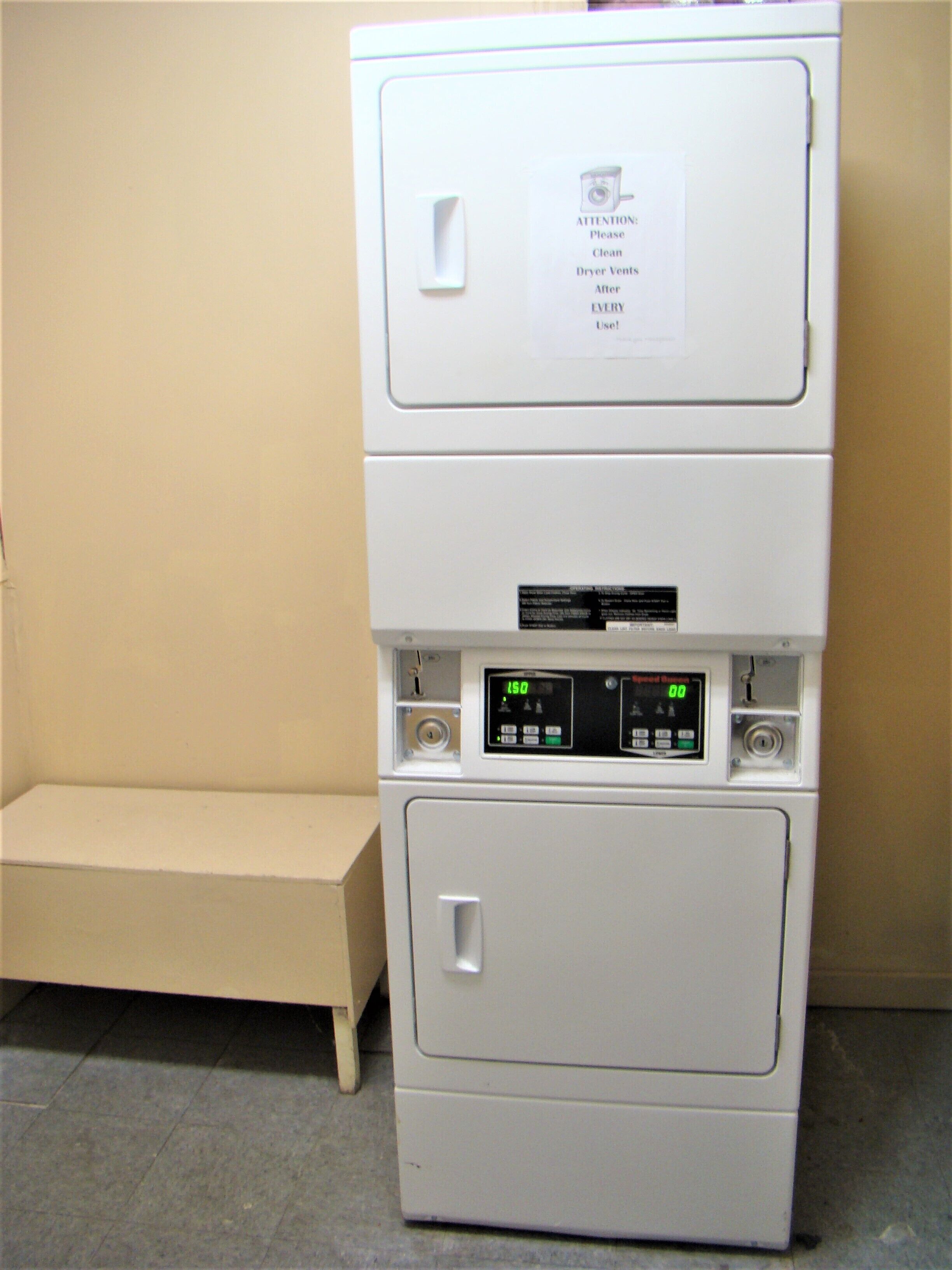 Lavadora blanca, compacta y de varios niveles con un panel de control que muestra las opciones de configuración.