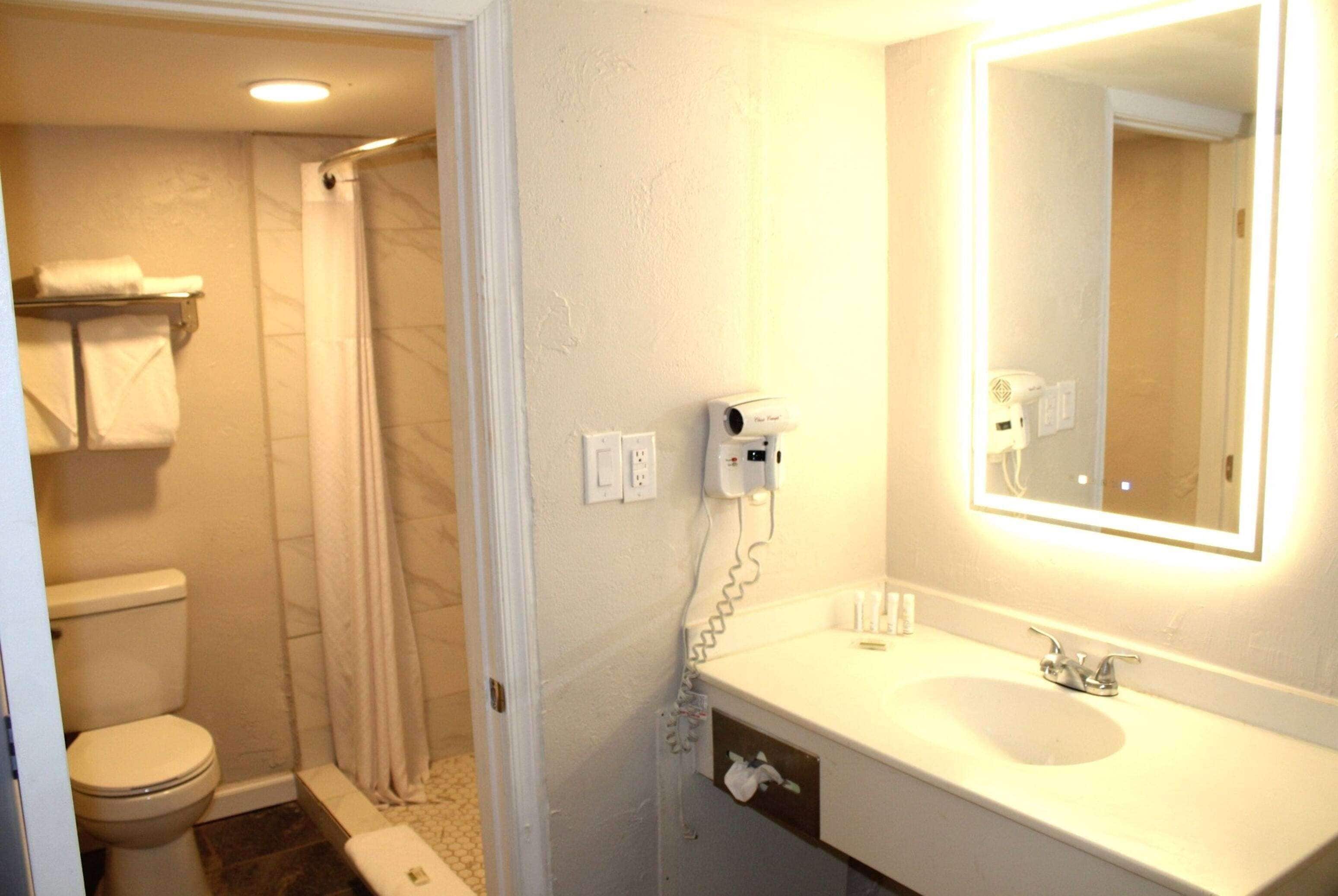 Un baño con inodoro, ducha y lavabo.