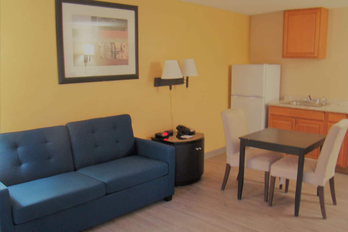 Suite, 1 King-Bett, Nichtraucher (1 Bedroom) | Zimmersafe, Schreibtisch, laptopgeeigneter Arbeitsplatz