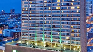 Ett Holiday Inn-hotell med en modern design, kännetecknat av ett stort antal fönster av samma storlek och ett platt tak.