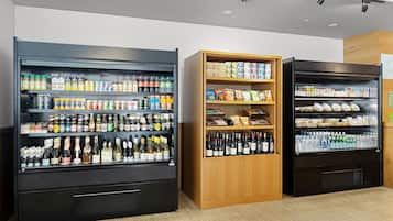 En butik med kølede udstillingsmontre, der indeholder drikkevarer og snacks.