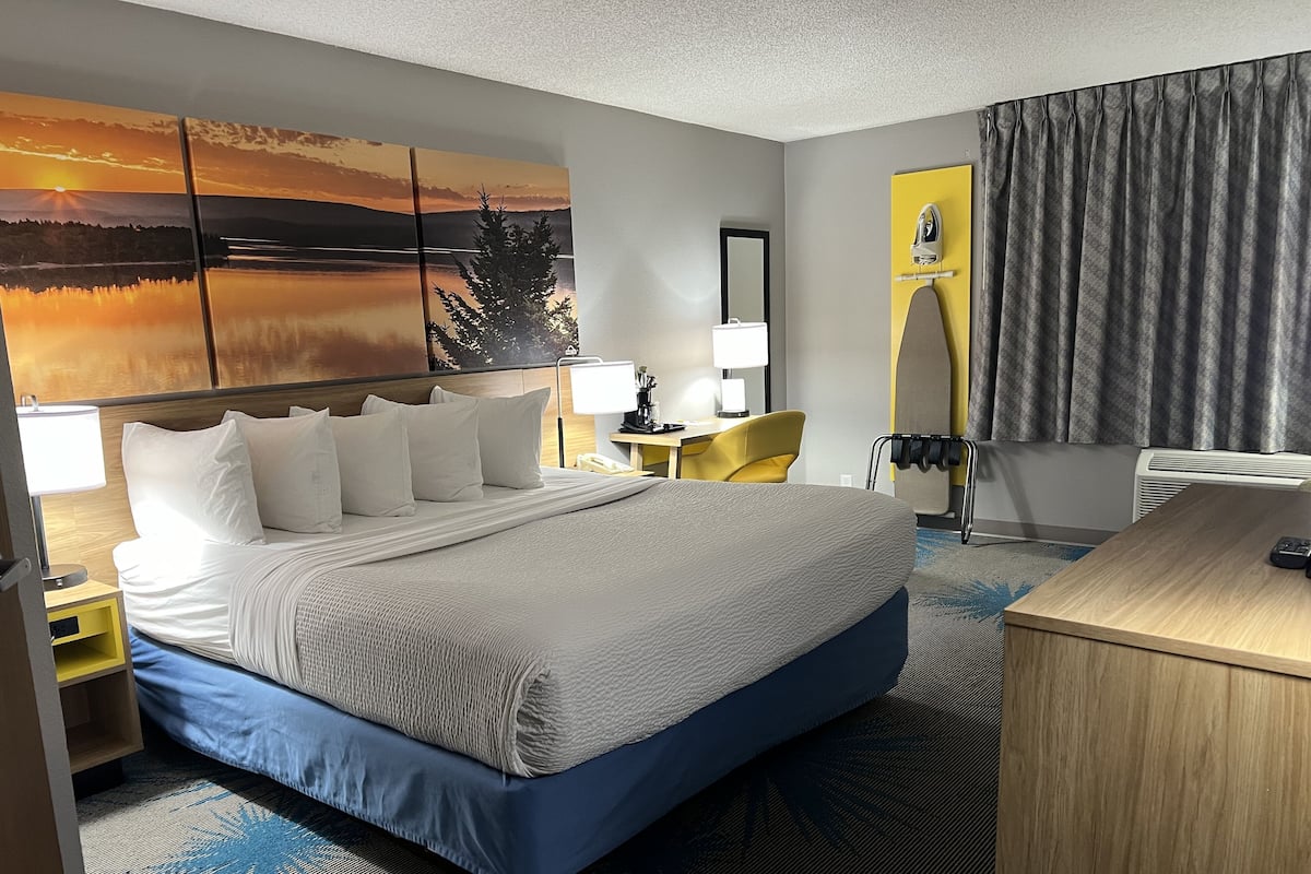 Standard Room, 1 King Bed, Accessible | In-room safe, desk, iron/ironing board, cribs (free)