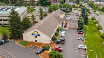 Un Denny's Inn con estacionamiento y follaje circundante.