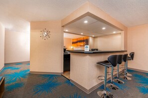Deluxe Studio Suite, 1 King Bed, Non Smoking | In-room safe, desk, iron/ironing board, free cribs/infant beds