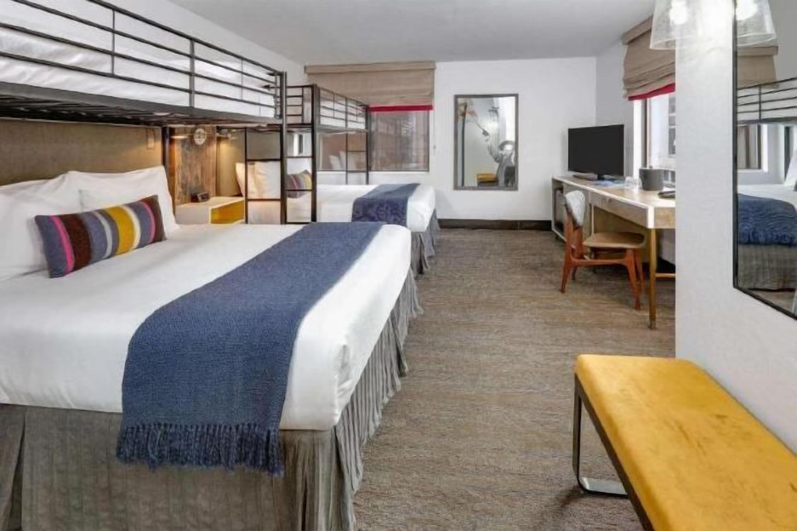 Roupas de cama premium, cofres nos quartos, escrivaninha