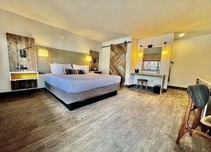 Hochwertige Bettwaren, Zimmersafe, Schreibtisch, Bügeleisen/Bügelbrett