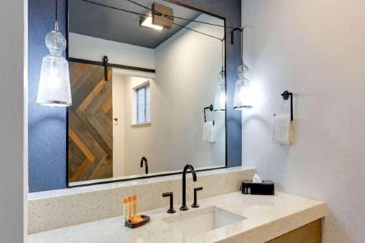 Bathroom | Designer toiletries, hair dryer, towels
