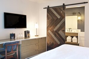 Roupas de cama premium, cofres nos quartos, escrivaninha
