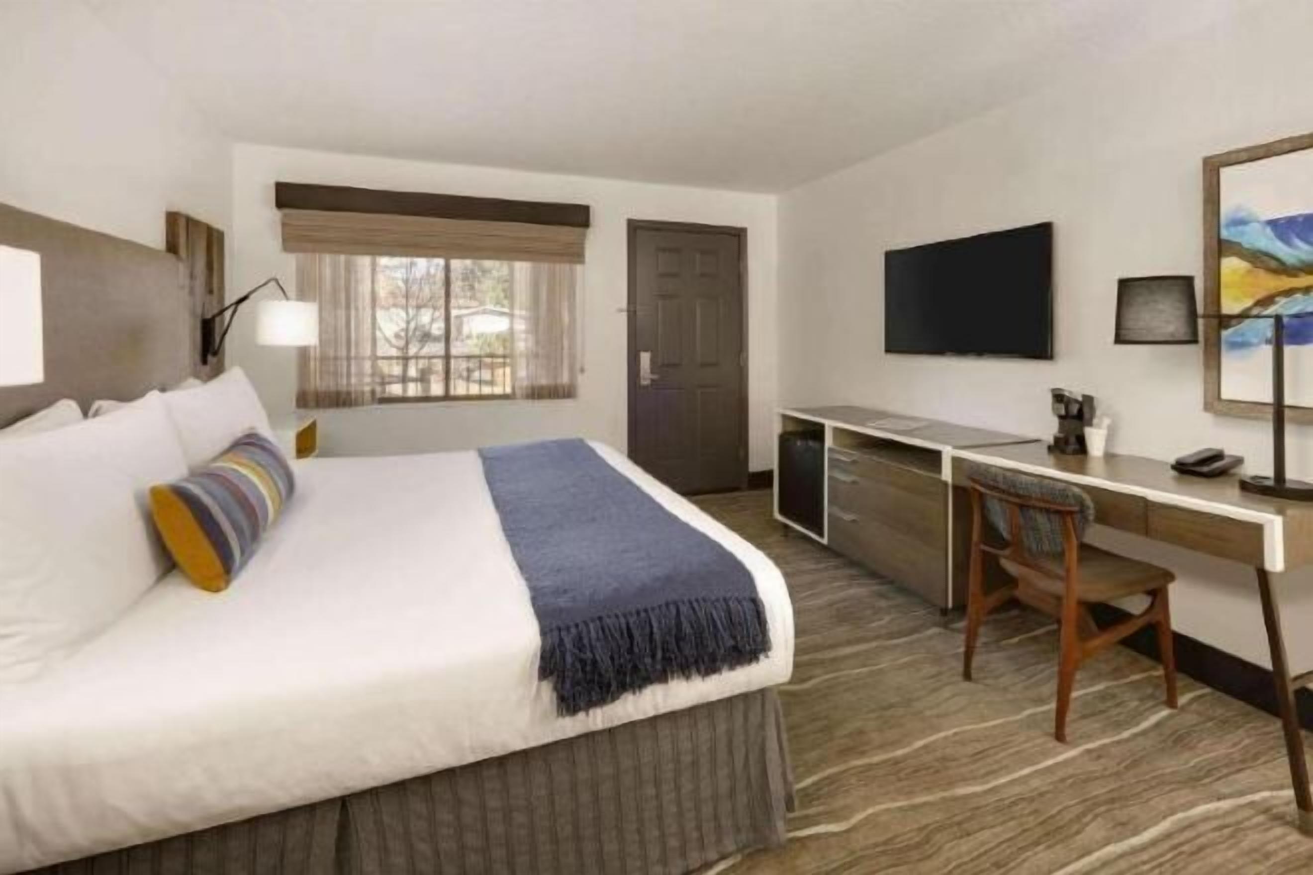 Roupas de cama premium, cofres nos quartos, escrivaninha
