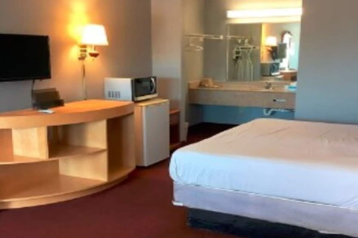 Iron/ironing board, free WiFi, bed sheets, alarm clocks