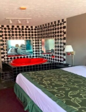 Tabla de planchar con plancha, wifi gratis, ropa de cama y despertador