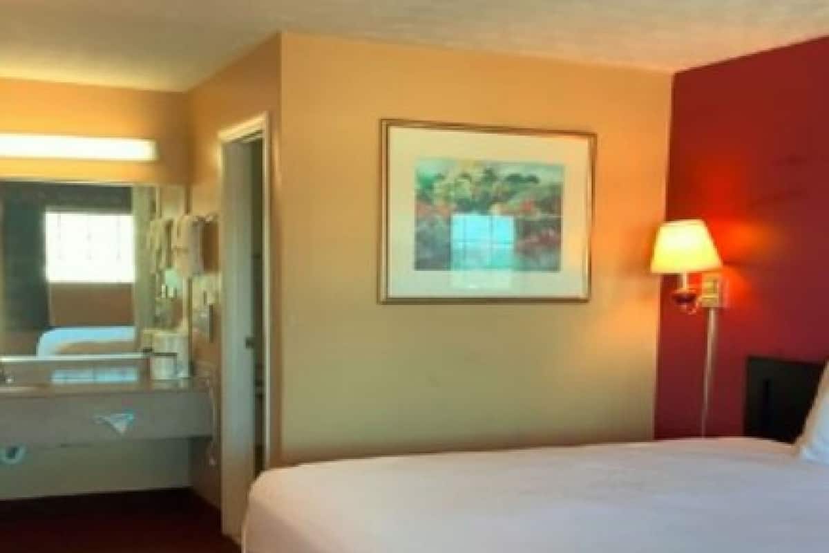 Iron/ironing board, free WiFi, bed sheets, alarm clocks