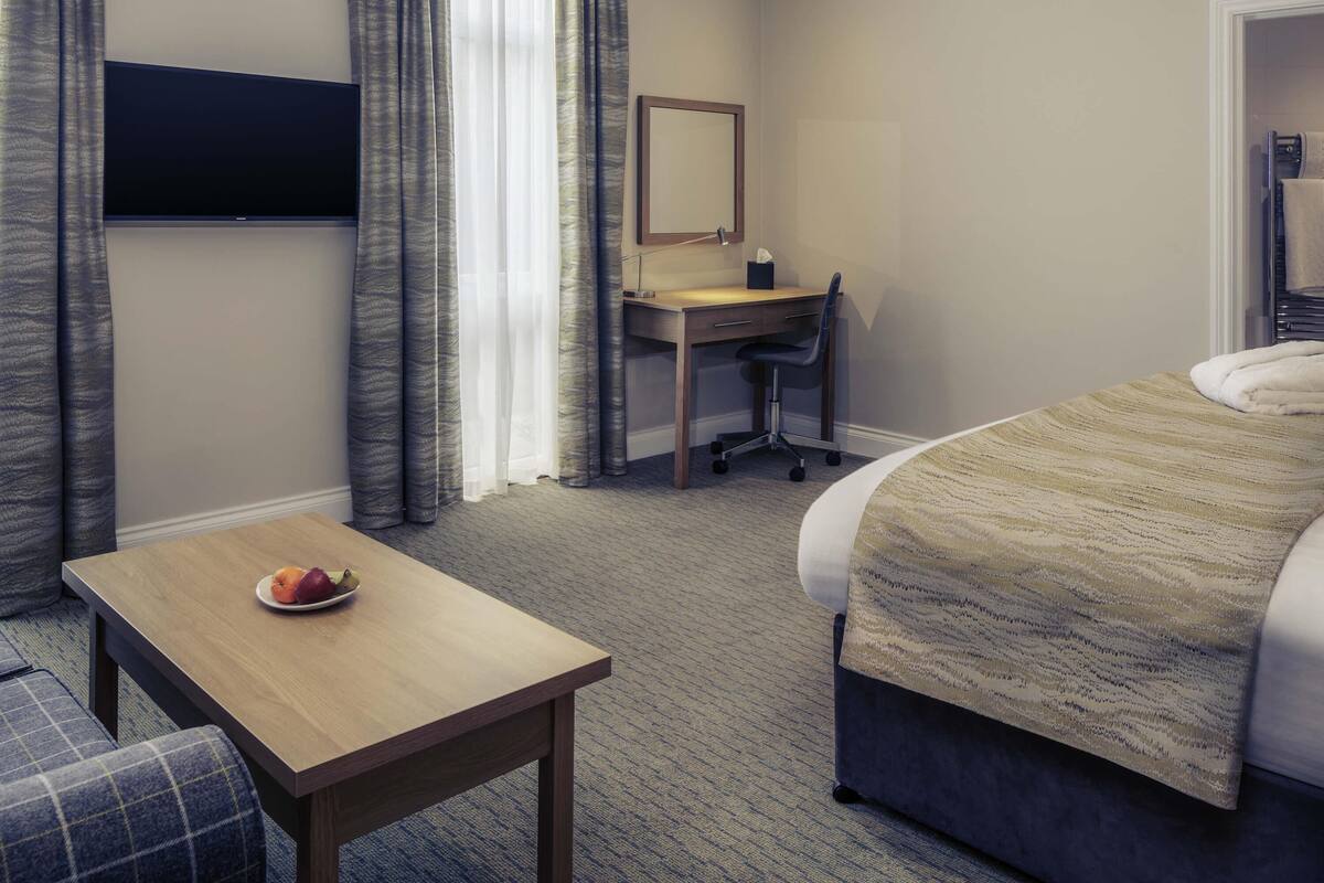 Suite Junior, 1 trĂšs grand lit et 1 canapĂ©-lit | Bureau, rideaux dâobscurcissement, fer et planche Ă repasser