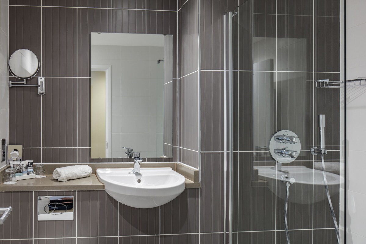 Privilege, Room, 1 King Bed | Bathroom | Combined shower/tub, eco-friendly toiletries, hair dryer, towels