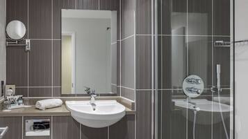 Privilege, Room, 1 King Bed | Bathroom | Combined shower/tub, eco-friendly toiletries, hair dryer, towels