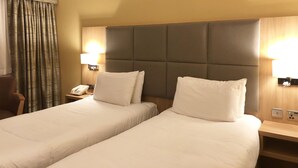 Standard Room, 2 Twin Beds | Desk, blackout drapes, iron/ironing board (on request), WiFi (free) - Mercure Hatfield Oak (Hatfield)