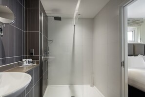 Habitación ejecutiva, 1 cama doble | Baño | Ducha y bañera combinadas y artículos de higiene personal ecológicos