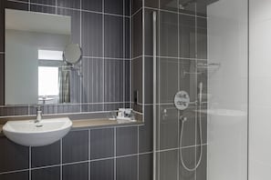 Junior-Suite, 1 King-Bett und Schlafsofa | Badezimmer | Duschwanne, umweltfreundliche Kosmetikartikel, Haartrockner, Handtücher