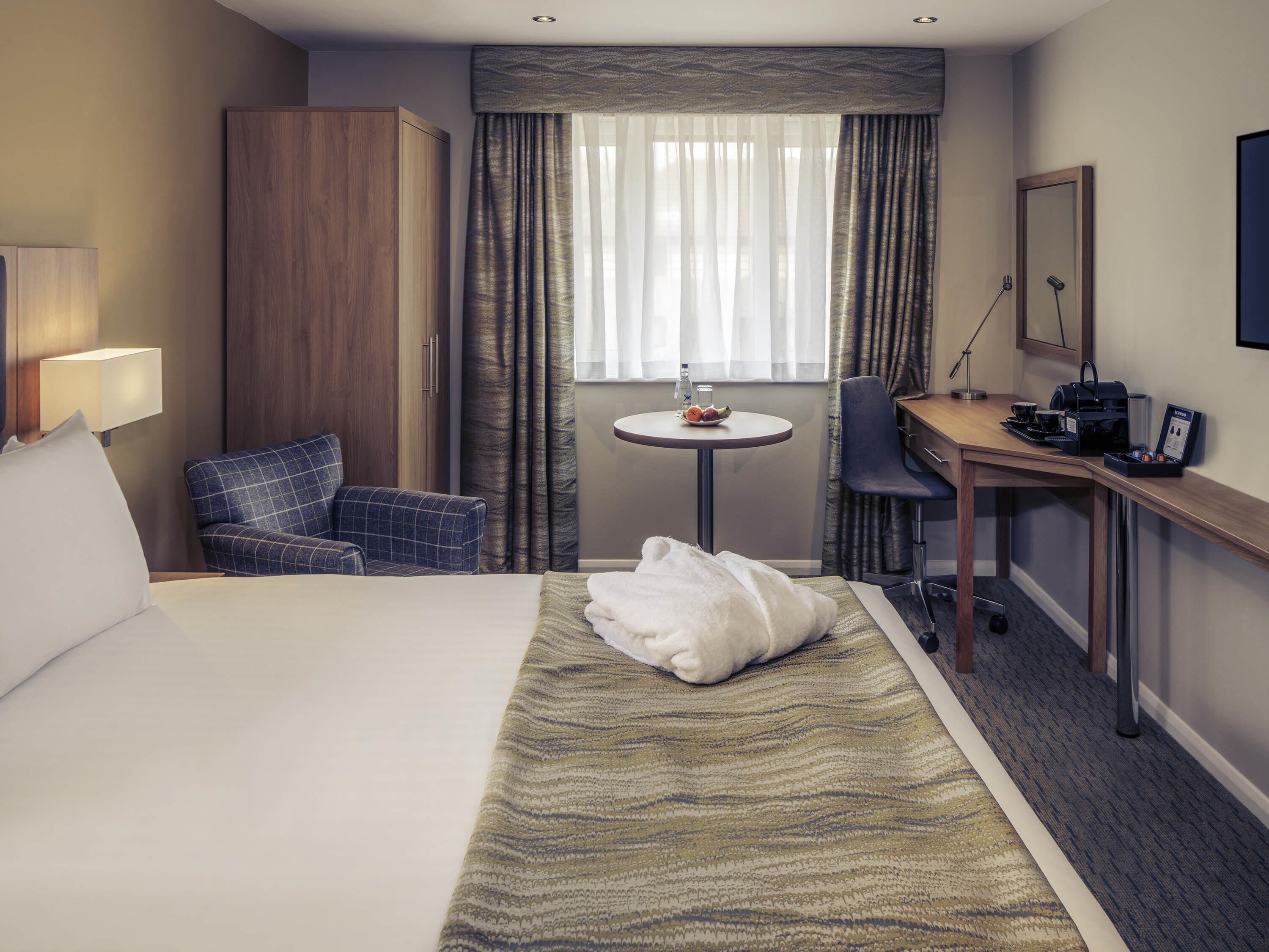Privilege, Room, 1 King Bed | Desk, blackout drapes, iron/ironing board, free WiFi