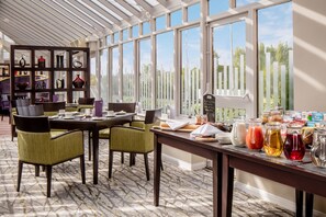 Se ofrece un desayuno bufé entre semana (13.95 GBP por persona)