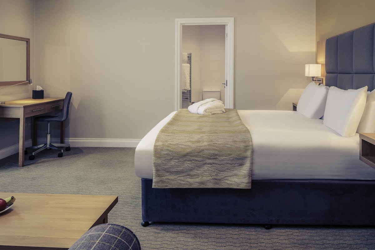 Junior Suite, 1 King Bed with Sofa bed | Desk, blackout drapes, iron/ironing board (on request), WiFi (free)