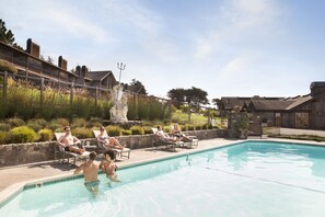 Outdoor pool, sun loungers - The Lodge at Bodega Bay (Bodega Bay)