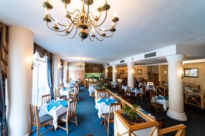 2 restaurants, breakfast, lunch served; local and international cuisine