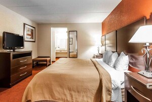 Escritorio y espacio para trabajar con laptop 